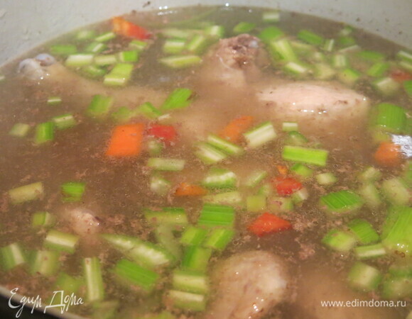 Кладем овощи в бульон.