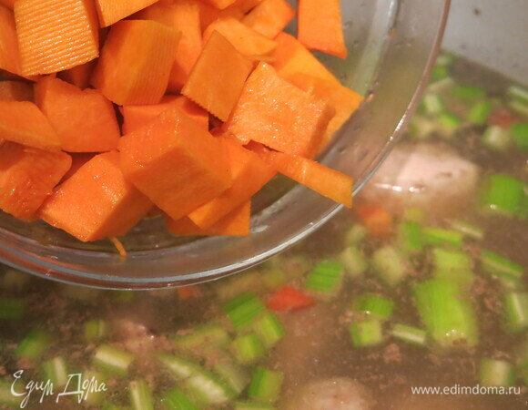 Закладываем тыкву, варим до почти полной готовности.