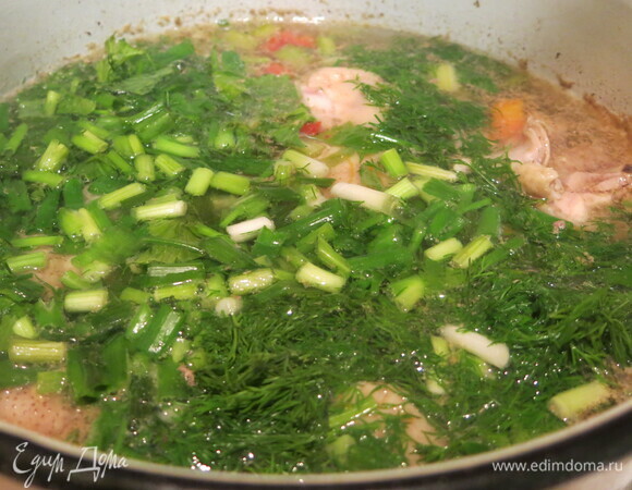 Кладем зелень, варим несколько минут, солим, перчим.