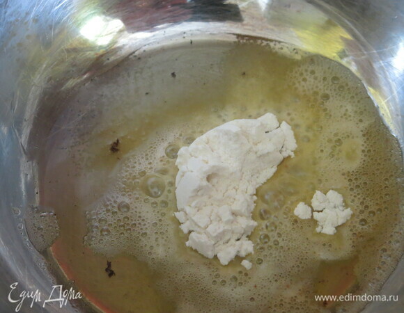 Растапливаем масло, добавляем муку.