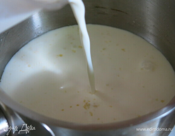 Вливаем сливки, доводим до кипения.