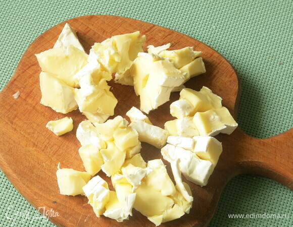 Нарезаем сыр.