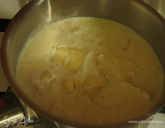 Вводим в сливки и перемешиваем до растворения.