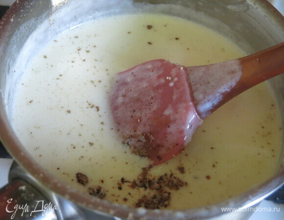 Солим, перчим, всыпаем мускатный орех.