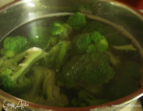 Отвариваем капусту в кипящей воде 3–5 минут. Кладем капусту в холодную воду.