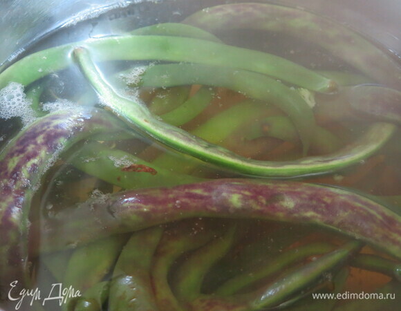 Отвариваем лопатки спаржевой фасоли.