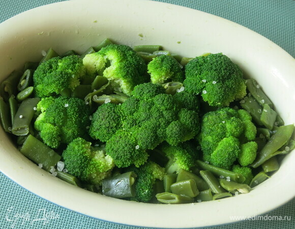 Выкладываем в форму нарезанную фасоль и капусту.