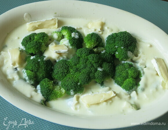 Заливаем соусом, можно положить несколько кусочков сыра (30 г дополнительно).