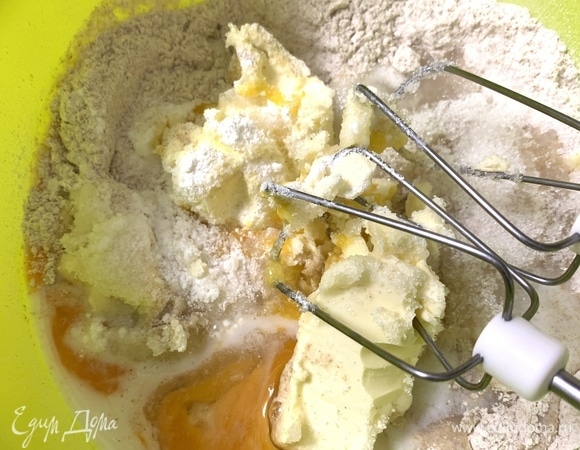 Разогреть духовку до 175°C. Все ингредиенты смешать и взбивать миксером на средней скорости 10 минут.