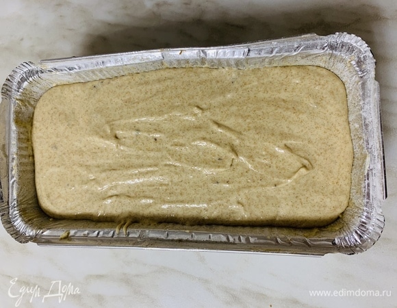 Форму для кекса смазать маслом и посыпать со всех сторон мукой. Перелить тесто в форму и отправить в духовку на 60–70 минут (ориентируйтесь по абсолютно сухой деревянной шпажке).