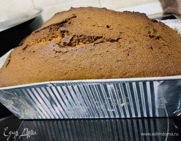 Готовый кекс достать из формы и дать ему полностью остыть на решетке.