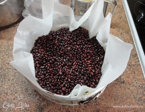 Сверху — бумага с горохом. Все выпекать 15 минут при температуре 190°C. Бумагу с горохом убрать подержать в духовке при этой же температуре еще 5 минут.