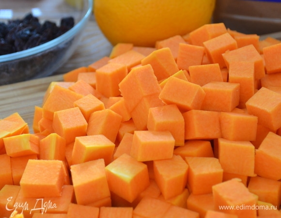 Тыкву нарезать на маленькие кубики.