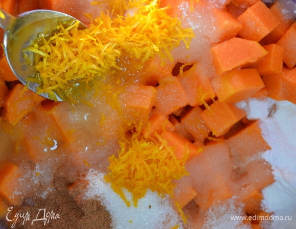 Добавить сахар, мед, цедру апельсина (лимона), сок лимона, корицу. По желанию можно добавить ликер.