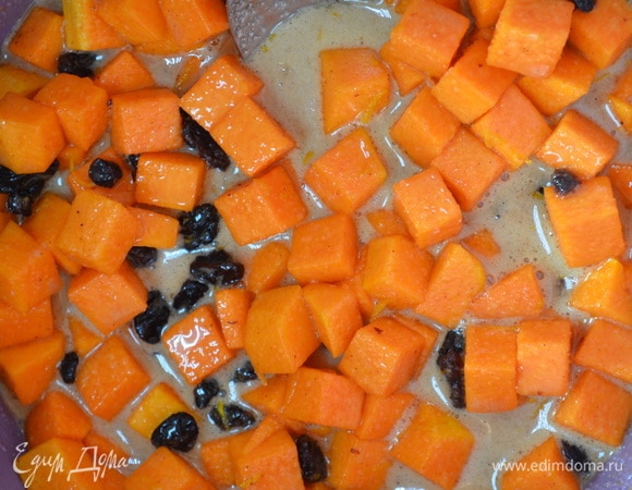 Добавить изюм и оставить на полчаса, чтобы тыква дала сок и чтобы сахар немного растворился. Периодически смесь перемешивать.