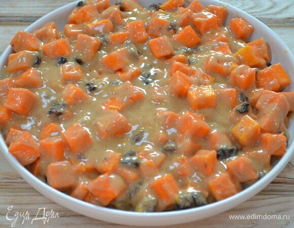 Добавить разрыхлитель и муку. Перемешать. Выложить в форму, предварительно смазав ее маслом (я смазываю сливочным). Мой совет: низкую широкую форму не берите, иначе пирог будет слишком сухим. Поставить пирог в предварительно разогретую до 180°C духовку на 40–60 минут. Проверить готовность деревянной шпажкой. Старайтесь шпажку втыкать в тесто, а не в тыкву.