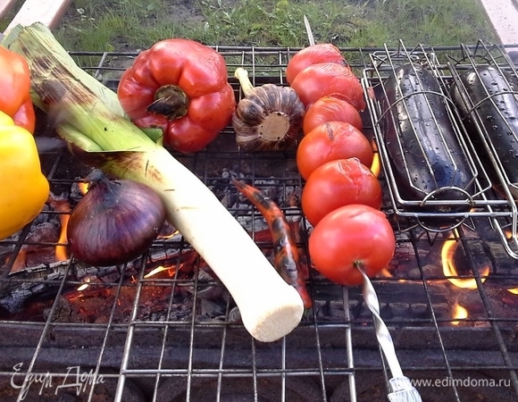 Положить на решетку-гриль мангала с горячими углями и слабым огоньком.