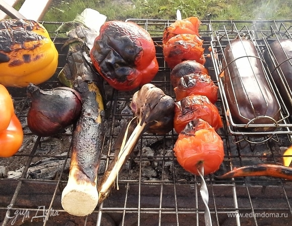 Запекать до обугливания кожицы.