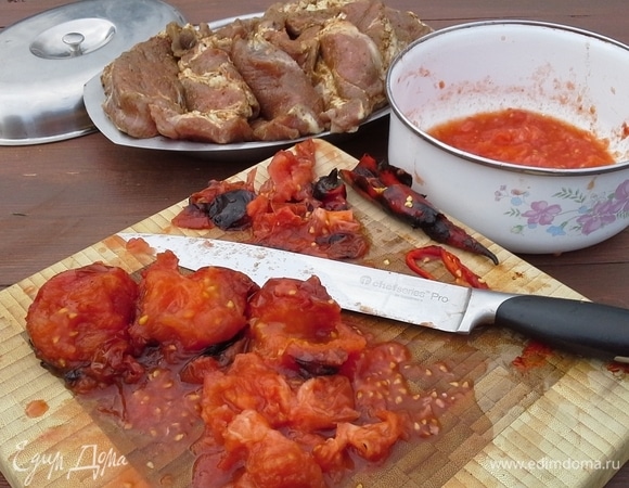 После того, как овощи пропекутся, снять с них кожицу и мелко порубить.