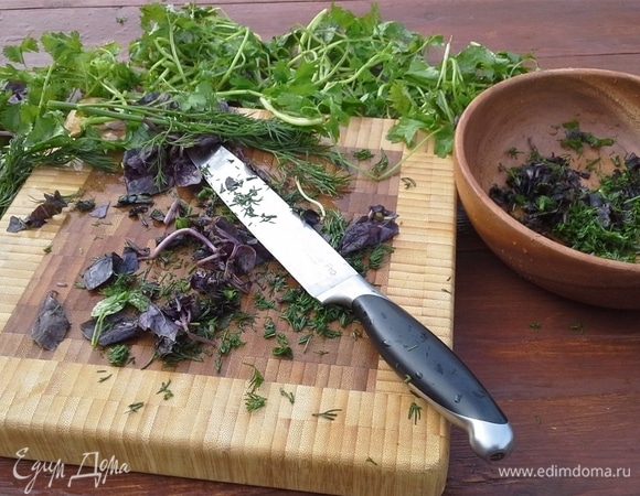 Зелень — кинза, петрушка, укроп, базилик.