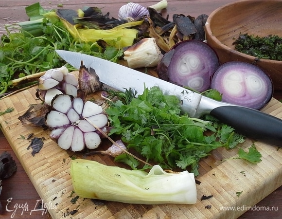 Лук, чеснок. У лука-порея используется только белая часть.