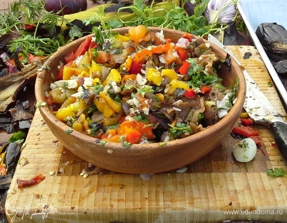 С баклажанов и перцев снять кожицу, она очень хорошо отходит. Порубить все поджаренные овощи и сложить в миску. Добавить соль, масло, немного черного свежемолотого перца (для аромата). Все хорошо перемешать.