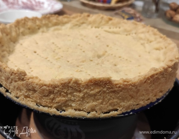 Разогреть духовку до 180°C. Форму для тарта или разъемную форму диаметром 22 см смазать маслом и посыпать мукой. Все ингредиенты соединить (масло комнатной температуры), с помощью миксера вымесить гладкое песочное тесто. Раскатать тесто и выстелить им форму, формируя бортик. Кромка должна быть высотой примерно 3 см. Проколоть дно несколько раз вилкой, чтобы во время выпекания не образовывались пузыри. Выпекать основу 20–25 минут. Дать остыть.