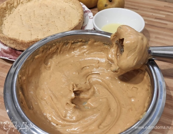 Взбить крем погружным блендером до однородной консистенции. Выложить крем в основу тарта и разровнять его.