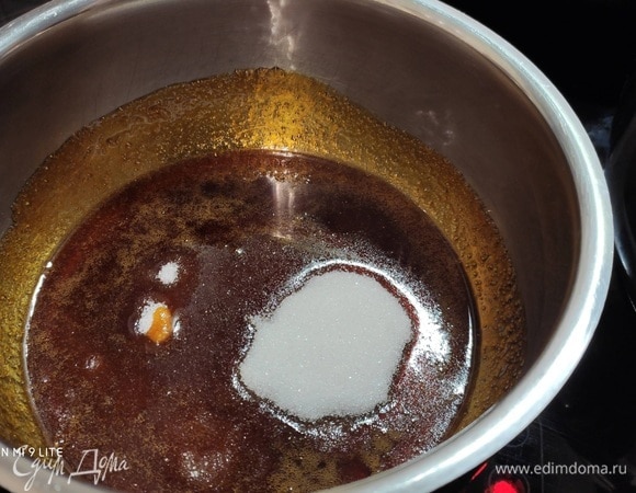 Насыпать сахар в кастрюлю и нагревать, пока он полностью не растворится и не станет золотисто-коричневым. Мешать массу при этом нельзя, только потряхивать сотейник, чтобы сахар равномерно плавился. Влить подогретое молоко и 180 мл сливок. Добавить зернышки половины стручка ванили и тушить на среднем огне, помешивая, пока карамель полностью не растворится. Тщательно размешать крахмал в оставшихся сливках до однородной массы. Важно избежать комочков. При постоянном помешивании влить крахмальную смесь в карамельное молоко и довести до кипения, постоянно помешивая. Снять крем с огня и переложить в миску. Вмешать масло и щепотку соли. Накрыть пищевой пленкой по поверхности и дайть немного остыть. Сейчас в моде соленая карамель, и для ее любителей рекомендую использовать соль по вкусу.