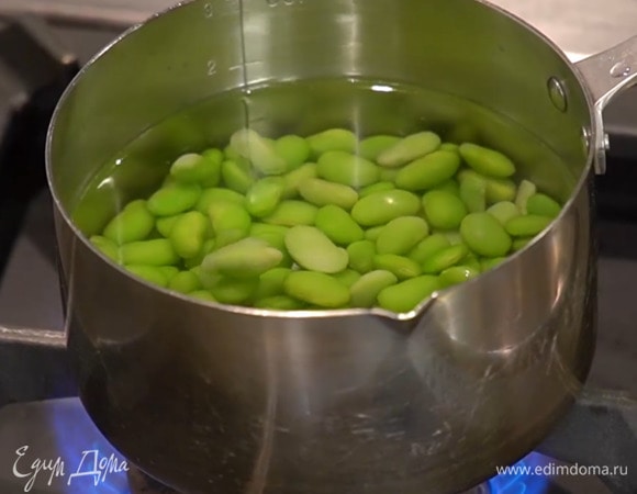 Замороженные бобы предварительно разморозить и опустить на несколько минут в кипящую воду, затем слить и обдать ледяной водой.