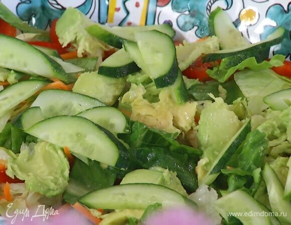 В глубокое блюдо выложить салатный микс и нарезанное авокадо, полить все соком лайма.