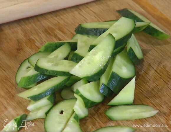 Огурец нарезать маленькими кусочками.