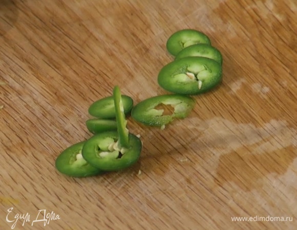 Халапеньо мелко порубить.