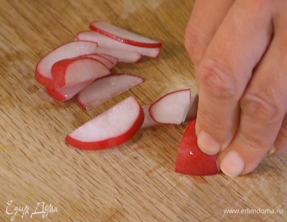 Редис нарезать тонкими полукружьями.