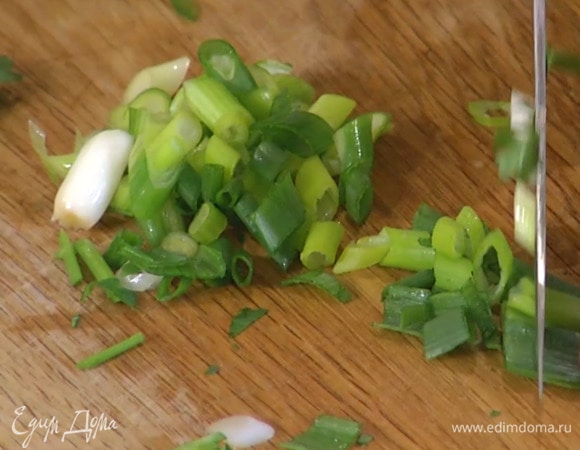 Кинзу и зеленый лук крупно порезать.