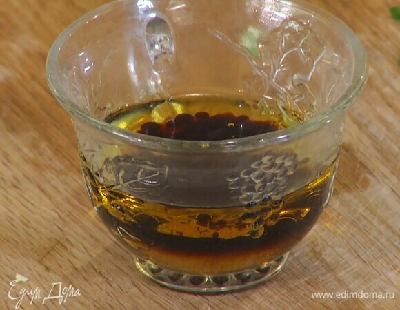 Приготовить заправку: подсолнечное масло соединить с соевым и устричным соусом, добавить мирин и рисовый уксус, все перемешать.