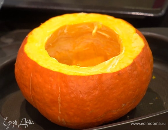 У тыквы срезать «крышечку» и вынуть семена.