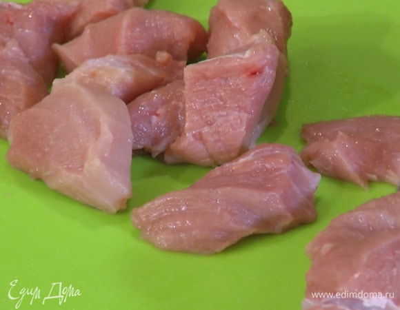 Телятину нарезать небольшими кусочками, слегка посолить и поперчить.