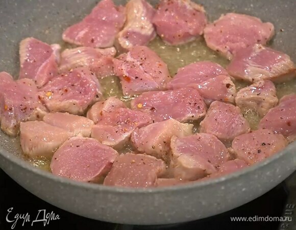 Разогреть в сковороде оливковое масло и обжаривать мясо до появления золотистой корочки.