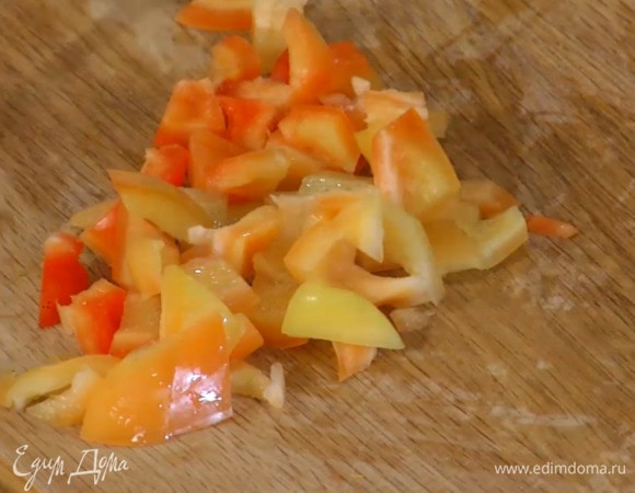 Сладкий перец, удалив семена, нарезать кубиками.