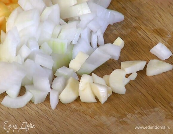 Луковицу и чеснок почистить и порезать не слишком мелко.