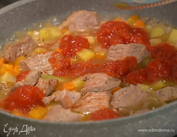 Измельченные помидоры добавить в сковороду и дать жидкости немного выпариться.