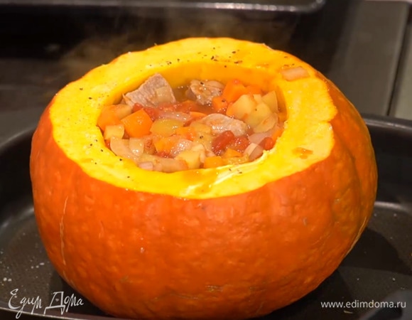 Поместить тыкву в небольшой глубокий противень, смазать ее внутри сливочным маслом, посолить, поперчить и начинить мясом с овощами.