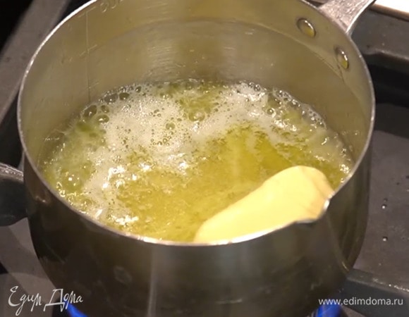 Сливочное масло растопить в небольшой кастрюле, затем немного остудить.