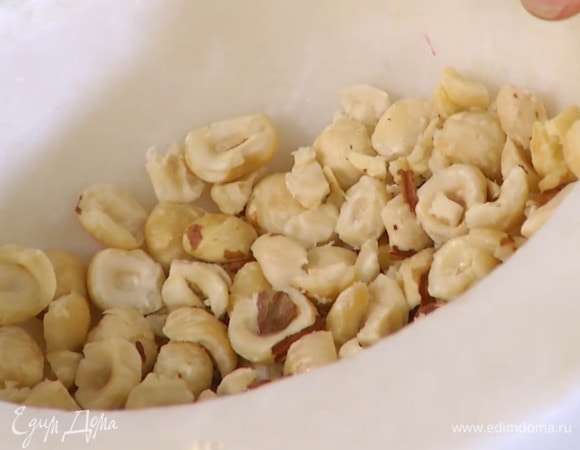 Фундук слегка измельчить в ступке.