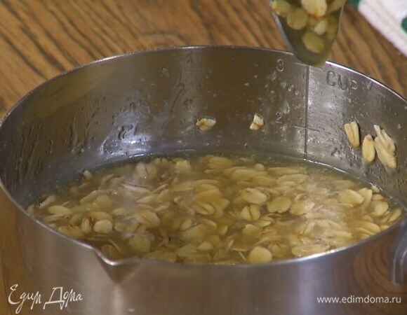 Сливки, сахар и мед добавить в растопленное масло, все перемешать, так чтобы сахар растворился, затем всыпать геркулес и еще раз перемешать.
