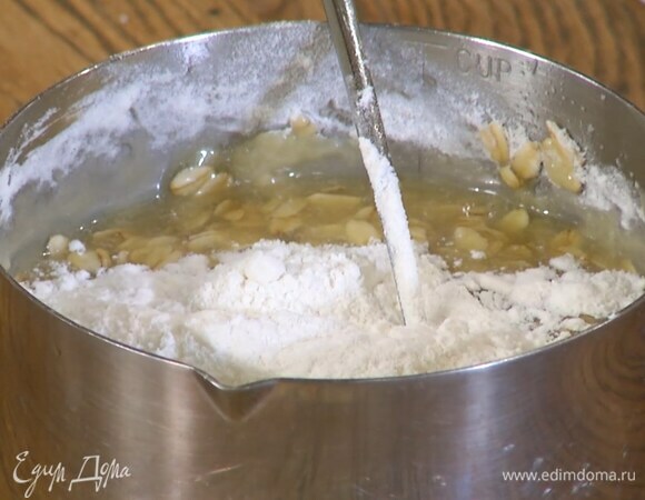 Муку и соль добавить в овсяную массу и вымешать тесто.