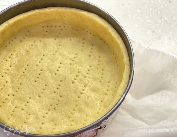 В разъемной форме сформировать из теста основу с бортиками. Убрать в холодильник на 30 минут.