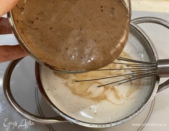 Налить в сотейник 400 мл молока, добавить сахар и поставить нагреваться. В чашке смешать крахмал и оставшиеся 100 мл молока. Аккуратно, непрерывно помешивая, влить крахмальную смесь к нагретому молоку.