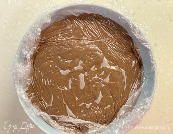 Вернуть на плиту и довести до кипения, постоянно помешивая венчиком. Дождаться, пока масса хорошо загустеет. Снять с плиты. Переложить в чашу и накрыть пленкой в контакт, дать немного остыть.